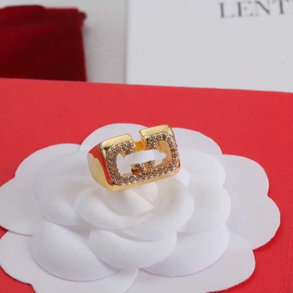 

Designer Ring letter V Luxury top jewelry Valentinolies 2023 New V-letter Rhinestone Adjustable Open Ring Brass niche design ring Valentine's Day Jewelry gift