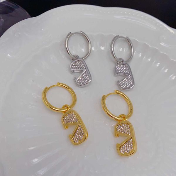 

Designer Earring letter V Luxury top jewelry Valentinolies V Letter French Wallen Style Full Diamond Ear Buckle Classic Versatile Earrings Fashion Jewelry gift