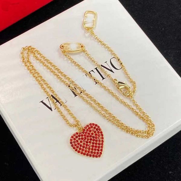 

Designer Necklace letter V Luxury top jewelry Valentinolies Heart shaped Red Rhinestone Letter V Necklace 2023 New Premium Sweater Chain Neckchain Jewelry gift