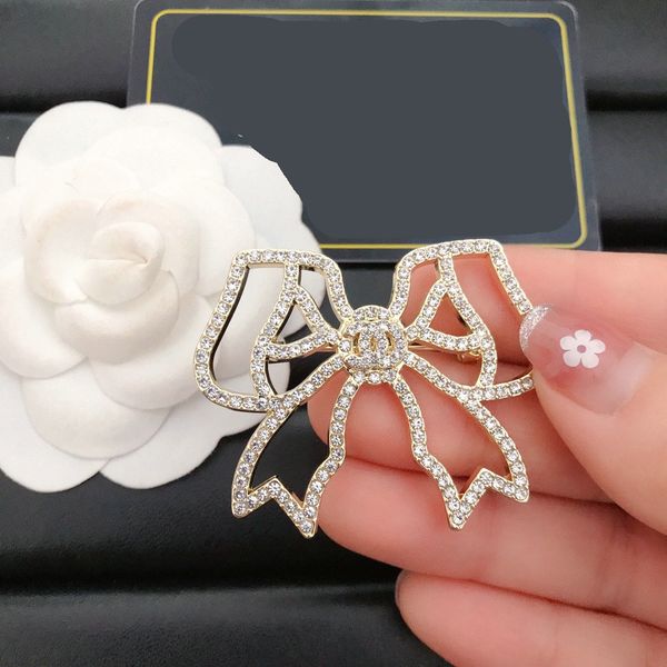 

Luxury Brand Designers Brooch Bow Diamond 18k Gold Plated Brooches Fashion Women Couple Love Brooches Wedding Party Jewelry Gift