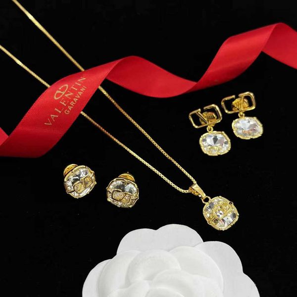 

Designer Necklace letter V Luxury top jewelry Valentinolies French Valentines Letter V Large Diamond Earrings Versatile Lovely Women's Super Sweet Jewelry gift