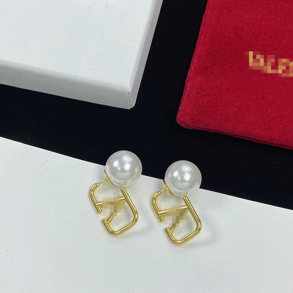 

Designer Earring letter V Luxury top Women's jewelry Valentinolies New V Letter Pearl 925 Silver Needle Earstuds Fashion Versatile Earrings Jewelry Valentine's gift