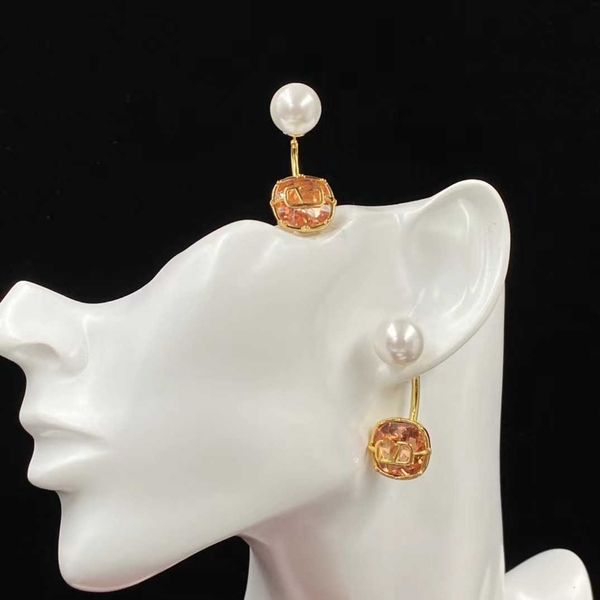 

Designer Earring letter V Luxury top jewelry Valentinolies New Pink Diamond Pearl Earrings Female Brass Material French Luxury Versatile earrings Jewelry gift