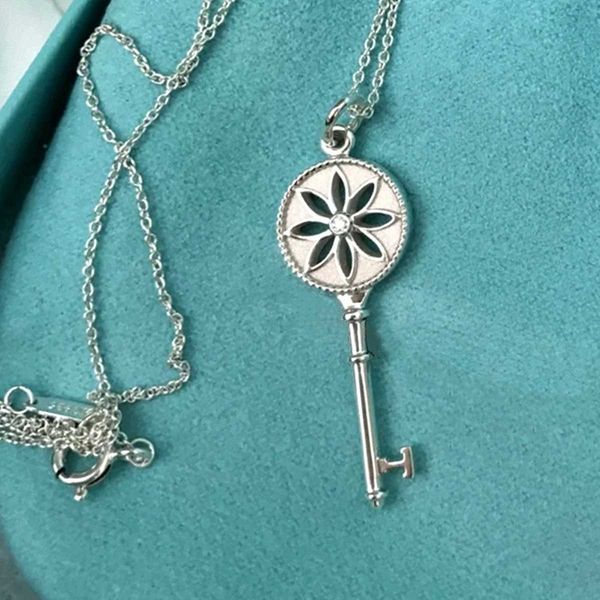 

Tiff Necklace Designer luxury fashion jewelry Daisy Key necklace 925 Silver Rose Gold 18k gold chain sweater chain autumn and winter sunflower jewelry accessory