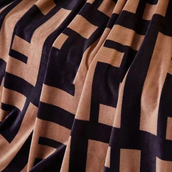 

Designer Brown Thickened Travel Nap Couple Air Conditioning Set Warm Home Letter Logo black Blanket Women's Shawl with Gift Box