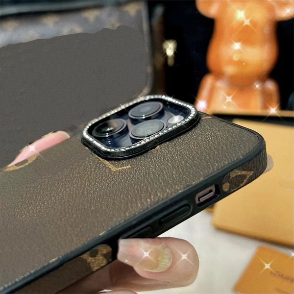 

Fashion Designer Phone Cases for iPhone 15 15pro 14 14pro 14plus 13 13pro 12 12pro 11 pro max Leather Diamond Lens Luxury Cellphone Cover, Brown