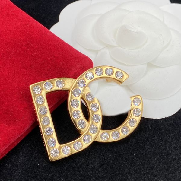

D designer brooch international fashion brooch generous fashion brand designer design