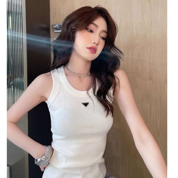 

Women Top 2023 Summer New Wholesale Metal Triangle Knitted Rib Tank Top Elastic Slim Fit Bottom Strap Letter Crop Top Woman, Black
