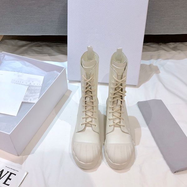

2022 designer boots european and american stars with the same autumn and winter shell head outsole straps in the barrel martin, Black