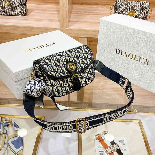 

messenger bags women's 2022 new fashion saddle messenger semi-circular embroidery canvas old flower one shoulder hands