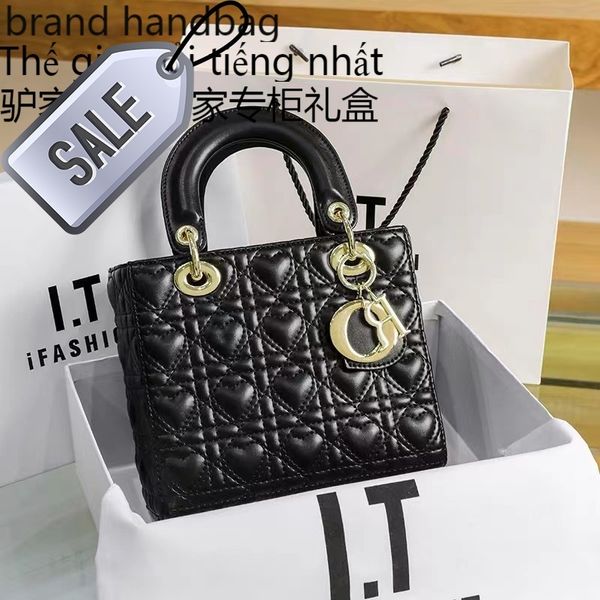 

design women's messenger bag d stewards 2022 new one shoulder popular this year patent leather bright face princs of wal cross