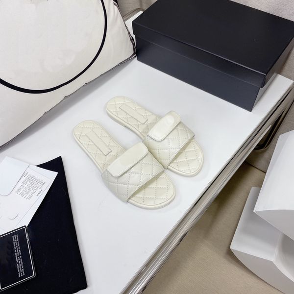 

the 2022 new designer's walking slippers are fashionable and comfortable with texture and high temperament eueo 34-40 us 3.5-9, Black