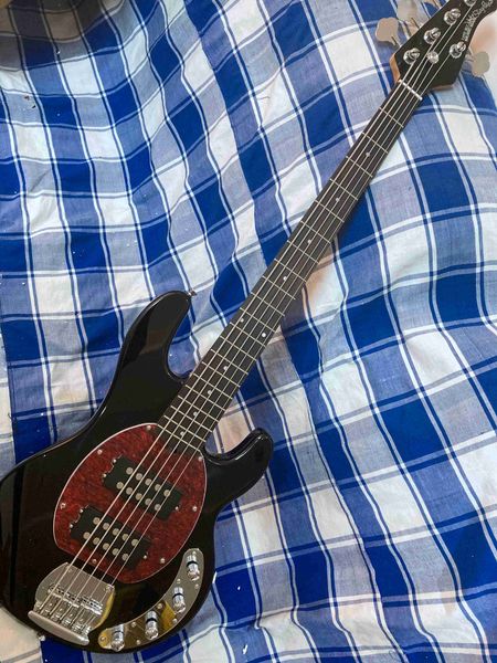

4 strings black body electric bass guitar with red pearl pickguard flame maple veneer rosewood fretboard offer customized