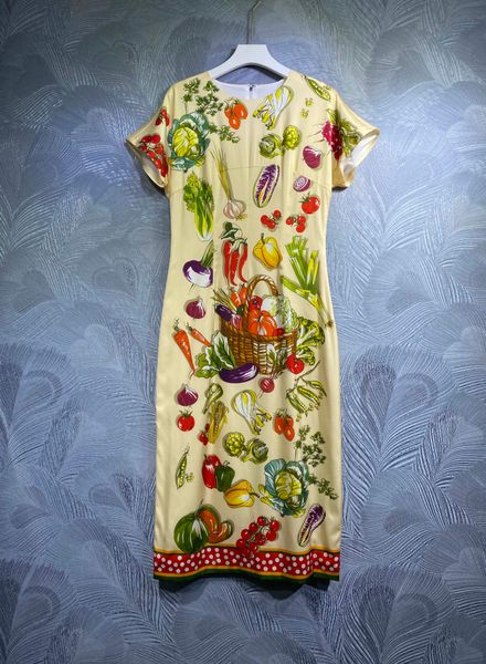 

runway dresses new round neck silk print short sleeve dress in autumn 2022, Black