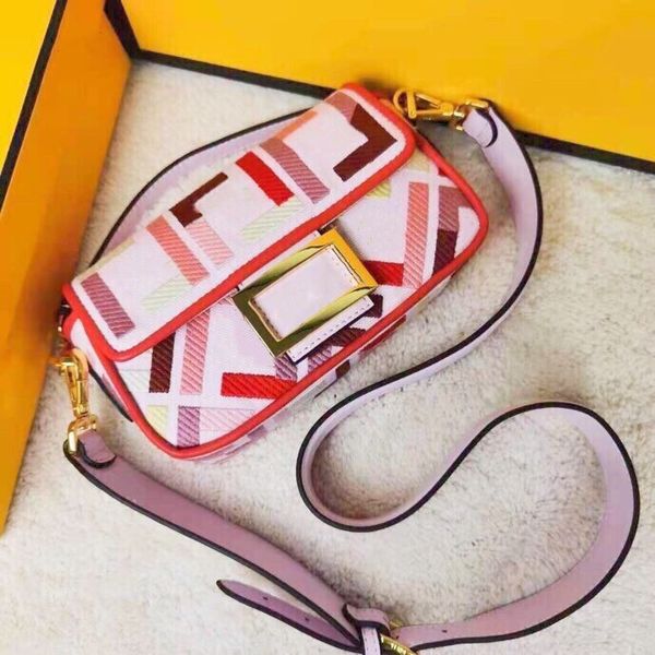 

2022 new fashion leisure messenger bag 5a quality metal button autumn style
