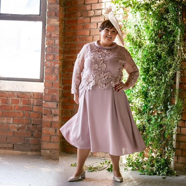 

elegant plus size mother of the bride dresses jewel neck lace evening gowns with long sleeves tea length a line chiffon wedding guest dress, Black;red