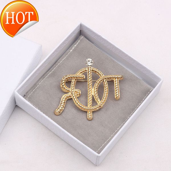 

d1 family seri fashion accsori medieval temperament twist letter brooch coat suit sweater factory direct sale, Gray