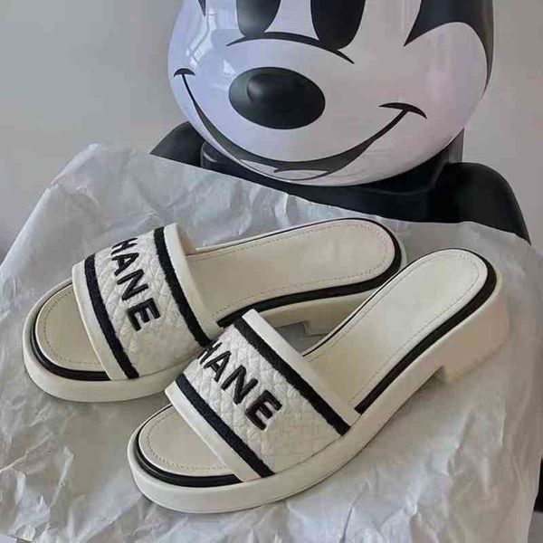 

xiaoxiangfeng summer slippers embroidered thick soled raised slippers women wear heel one word holiday sandals, Black