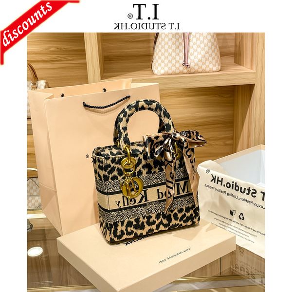 

designer bags hong kong brand women's bag 2022 new fashion leopard embroidered old flower minority commuter single shoulder messenger p