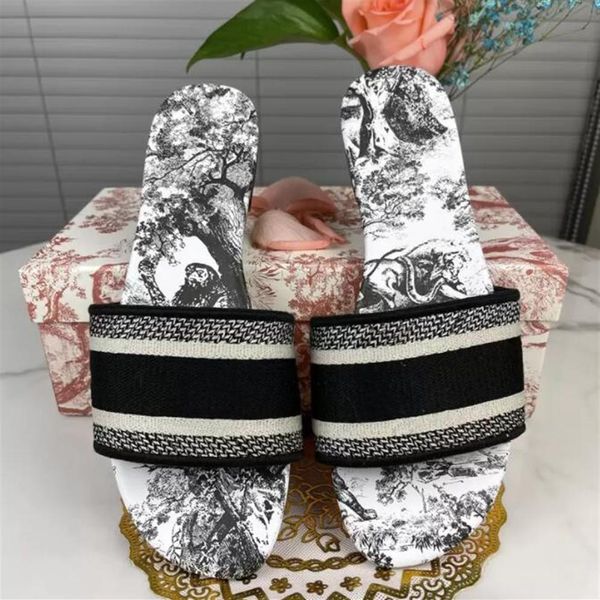 

2022 luxury slippers spring and autumn new embroidered letters beach flat cotton slippers black fabric word sandals252t