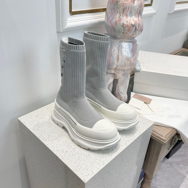 

2022 fashion luxury rain boots season proof water women's knee boot medium tube thick bottom chimney british style martin shoes 0829, Black