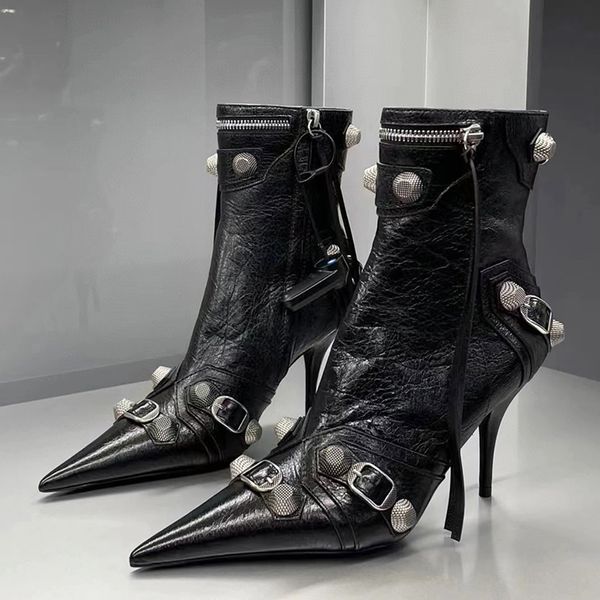 

2023 cagole sheepskin boots belt buckle decorative side zipper locomotive pointy fashion boots high heels luxury designer women's facto, Black