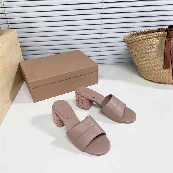 

slippers the thick heel slippers on the official website of spring and summer are soft comfortable with diamond checkered heels, Black