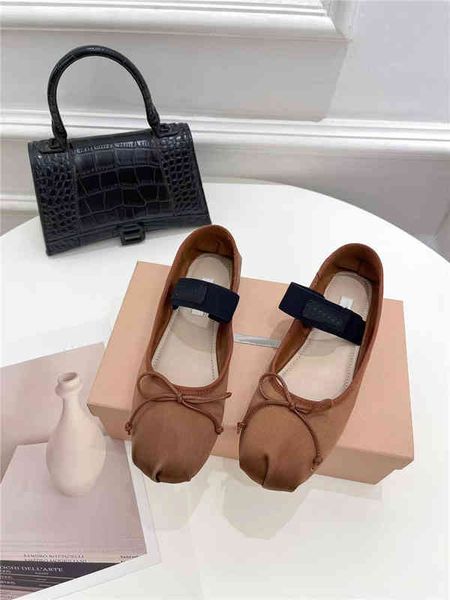 

sandals french fairy ballet dancing shoes are made of silk and decorated with bows, Black