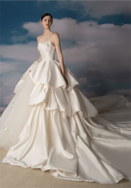 

sweetheart wedding dress satin bandeau white luxurious longtail gown gf22323