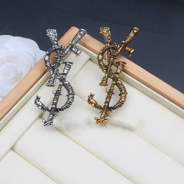 

designer design retro brooch simple english style pin luxury corsage brooch, Gray