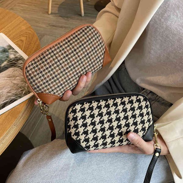 

2022 new women's handbag hand bag high-end canvas print hand bag fashion temperament large capacity mobile phone bag, Red;black
