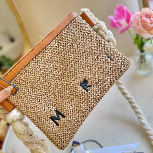 

the classic designer braided ladies' square bag can be carried or shouldered