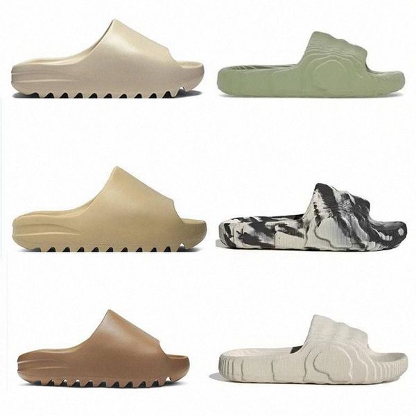 

2022 designer kanye quality men women yeezys slippers core earth yzzzys brown bone soot yezzy outdoor fashion beach mens womens yeezies sand, Black