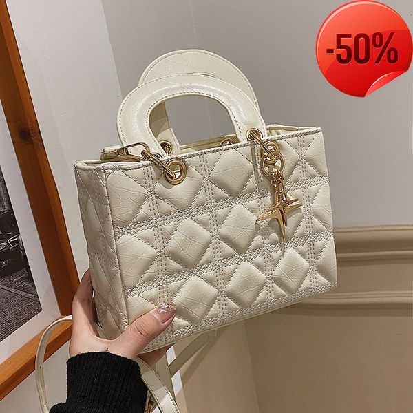 

designer bags 2022 new fashion lady's princess dai lingge embroidery thread simple fashionable foreign style texture one shoulder messe