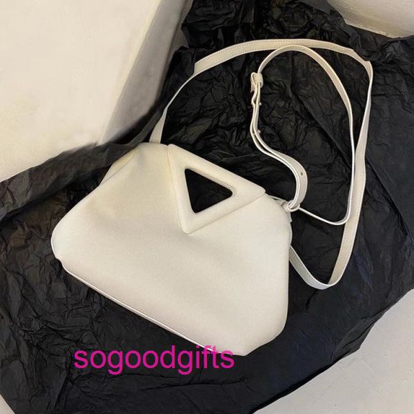 

venetta bag triangle handbag point crossbody bottedesigner bags with the bag 2023 new leather inverted triangle clip bag candy color cl iq62