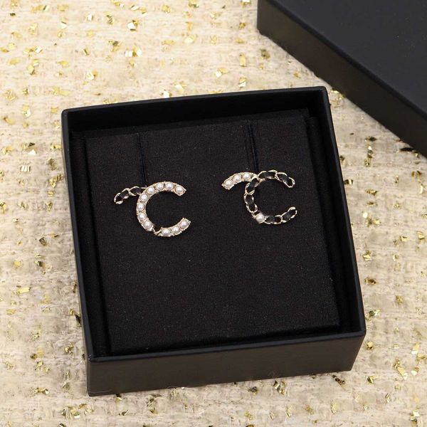

2022 luxury quality charm stud earring with black genuine leather and nature shell beads in 18k gold plated have box stamp ps7222a, Golden