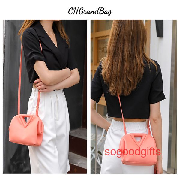 

venetta bag triangle handbag point crossbody bottedesigner bags with the 2023 new leisure leather v-shaped inverted triangle cloud plea aqap