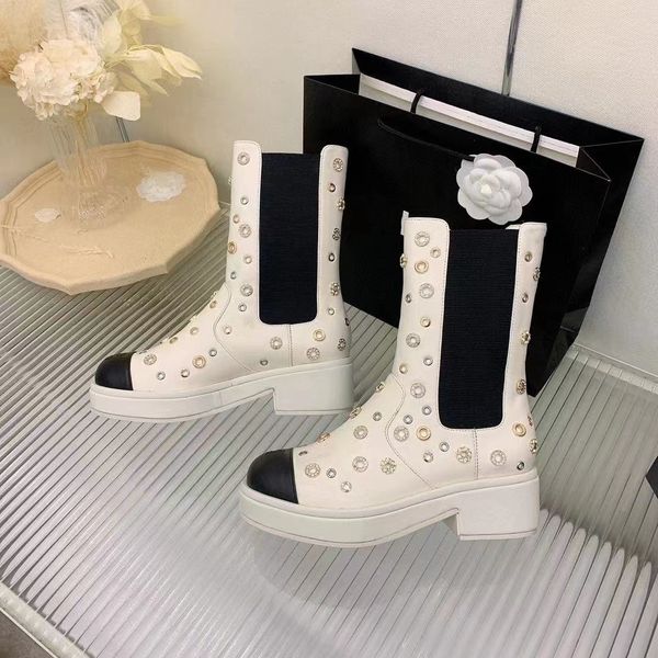 

new 2022 round-toe boots all-over materialsnormcore & minimalist black-and-white hardware