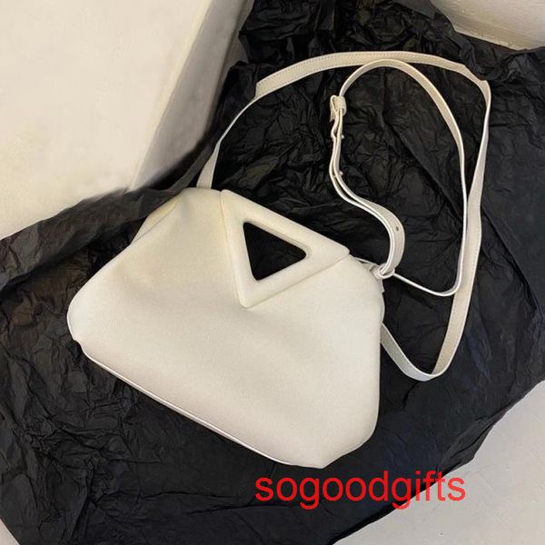

venetta bag triangle handbag point crossbody bottebags with the bag 2023 new leather inverted triangle clip bag candy cloud one shoul si3n 3