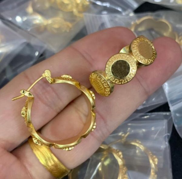 

2022 designer jewelry hoop huggie circle earrings women's ear studs banshee medusa head portrait pattern earring new designed ve --111, Golden;silver