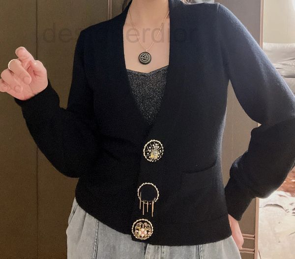 

women's knits & tees designer the correct version aw22 v-neck cashmere sweater cardigan with decorative buttons in two colors 9467 g18y, White