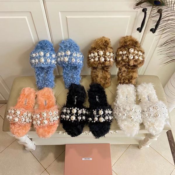 

the 2022 new classic lamb wool slipper face is paired with hand-stitched black and white pearls