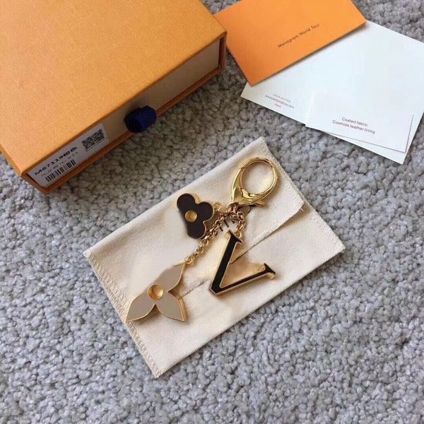 

luxury keychains letters with diamonds designers keychain car key chain women buckle jewelry keyring bags pendant exquisite gift, Silver