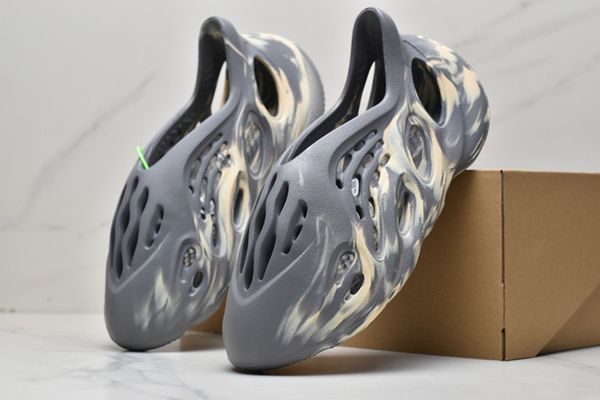 

2022 quality designer slipper sandals men women sandal camo triple black white resin pattern slippers foam runners west slipper shoes with