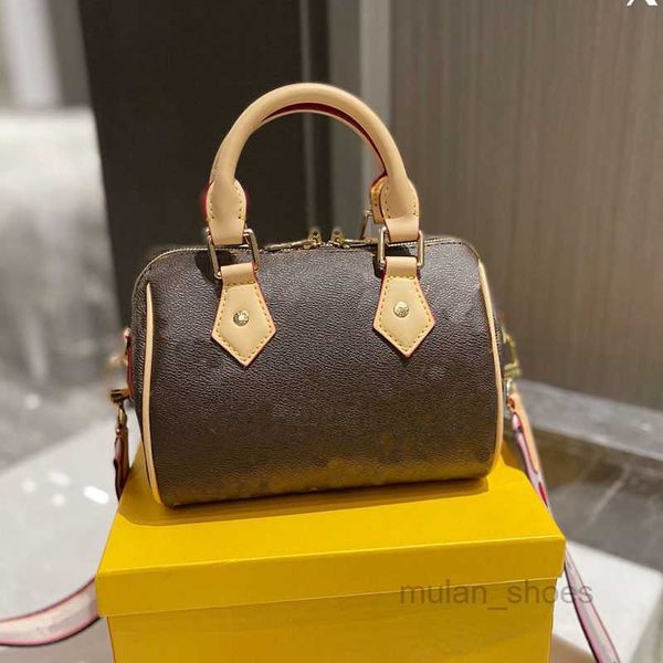 

bags evening pillow bag inclined leather material quilted decoration simple style generous hardware durable chain