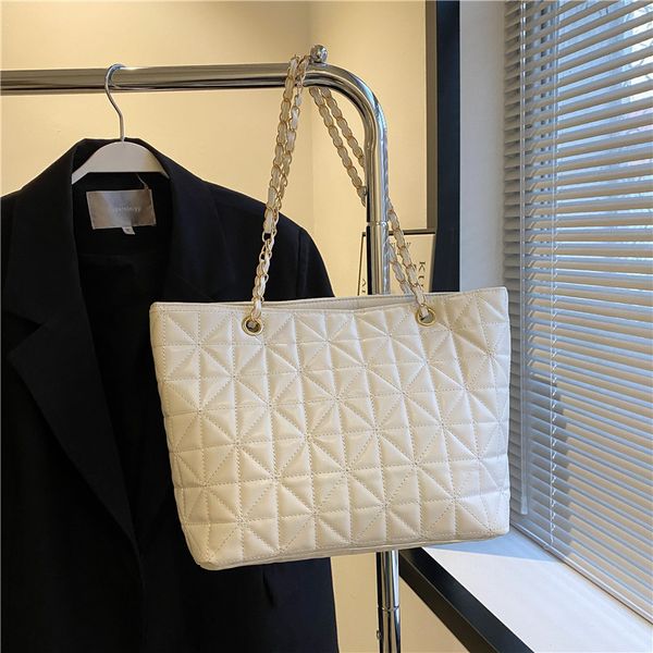 

202209271716the little one in three colors single shoulder messenger bag