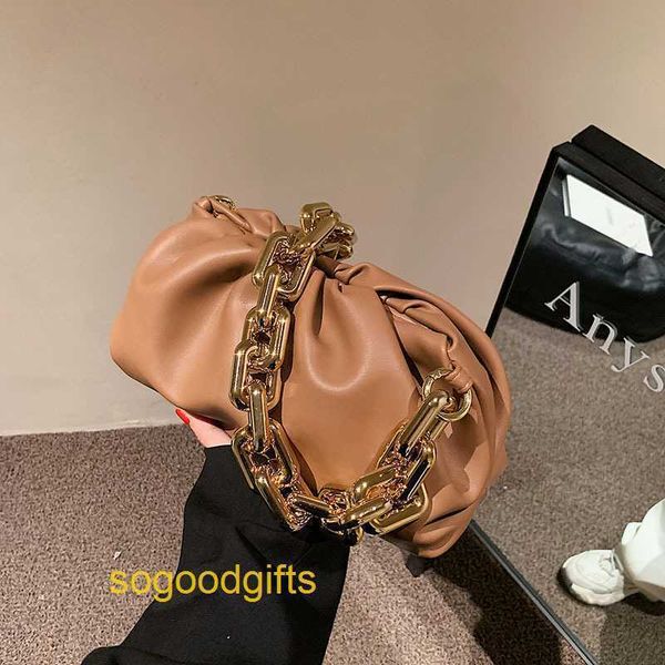 

pouch designer bag bottegas handbags women venetas clutch bags summer fashion cloud bag 2022 new women's niche design chain one shoulde