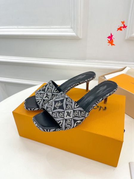 

2023 paris womens slippers beautiful scuffs shoes summer sandals beach slides slippers ladies flip flops loafers black navy embroidered with