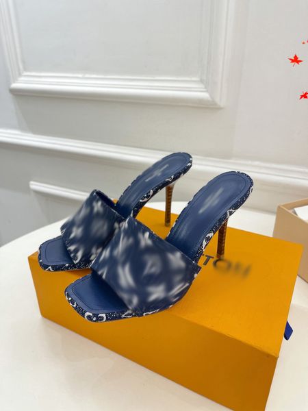 

2023 paris womens slippers beautiful scuffs shoes summer sandals beach slides slippers ladies flip flops loafers black navy embroidered with