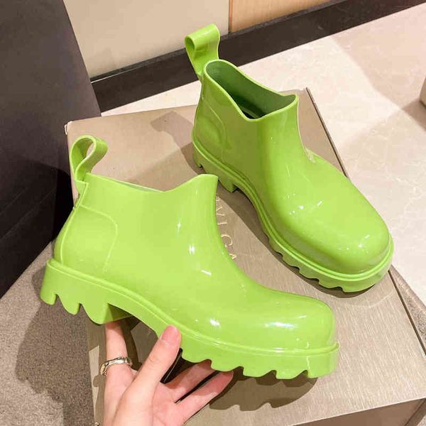 

2022 new women men thick sole rainboots sqaure toe ankle boots for man size 45eur rain shoe female designer slip-on flat shoes y220811, Black